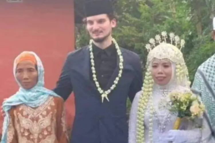 Viral Ustadzah Lombok Dinikahi Bule Asal Belgia, Begini Proses Penjemputan yang Sempat Menimbulkan Keraguan