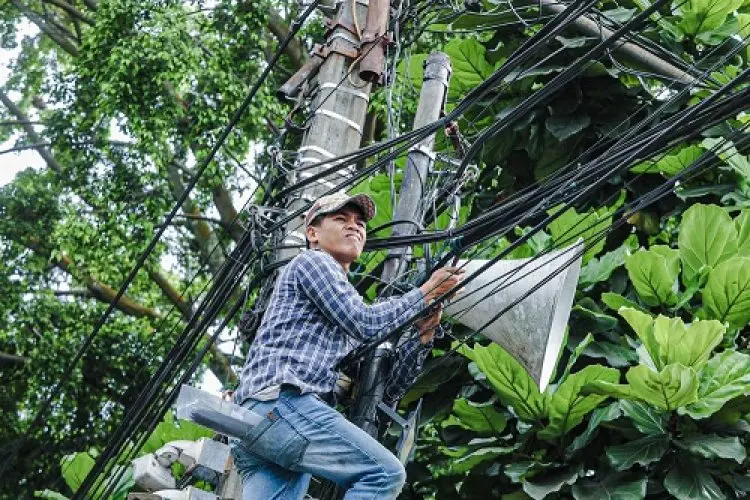 Tata Kota, Pemkot Bandung Terus Tertibkan Kabel Udara
