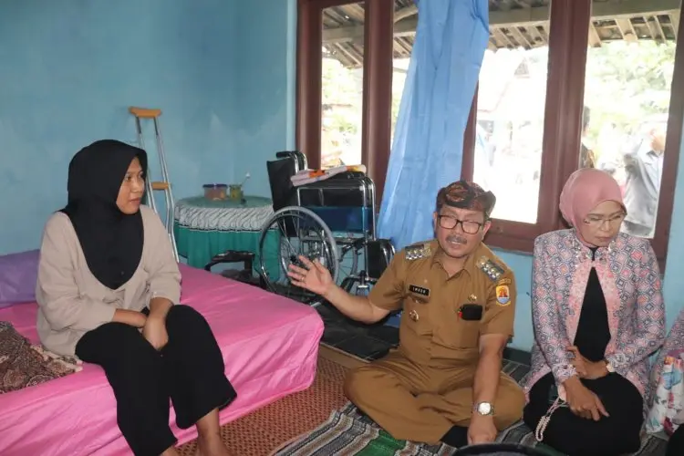 Bupati Cirebon Berikan Bantuan kepada PMI yang Mengalami Kecelakaan Kerja
