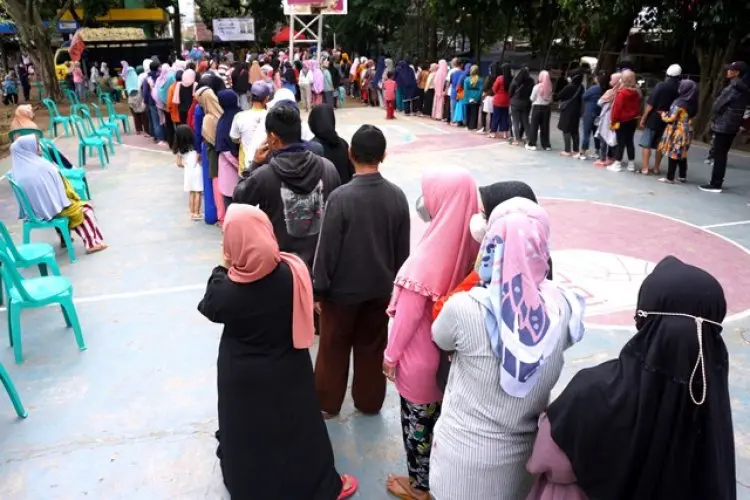 FOTO : Operasi Pasar Beras Medium Di Lapangan Gasmin Antapani
