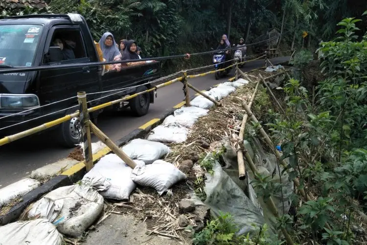 Dua Tahun Tak Kunjung Diperbaiki, Warga Khawatirkan Jalan di Desa Tugumukti Makin Ambles