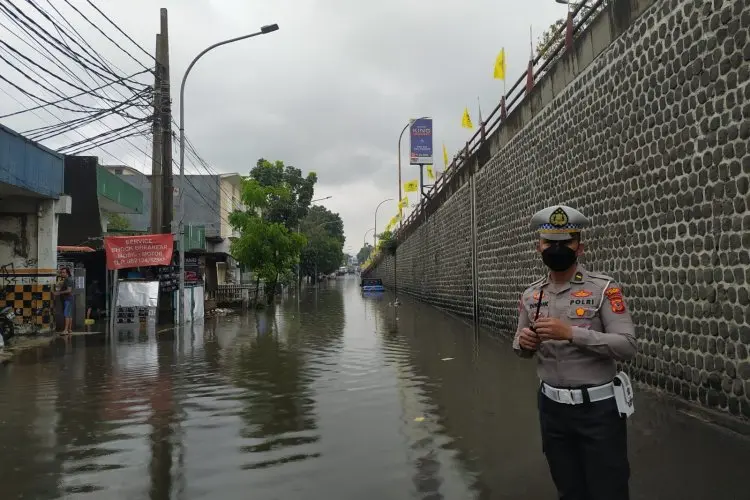 Gegara Terobos Jalan, Sebuah Pickup Terjebak Banjir di Bawah Flyover Cimindi
