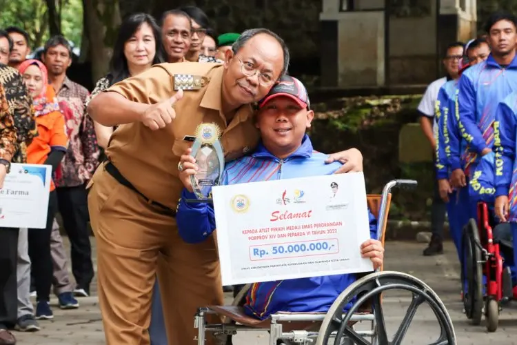 Pemkot Cimahi Berikan Uang Kadeudeuh Kepada Ratusan Atlet dan Pelatih, Segini Besarannya