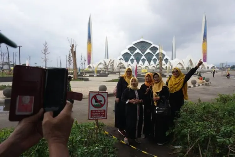 Kota Bandung Dipadati Wisatawan Libur Lebaran, Masjid Al-Jabbar Paling Favorit