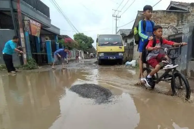 Warga Desa Mekarmukti Lakukan Aksi Mancing di Kubangan Jalan Lantaran 10 Tahun Tak Kunjung Diperbaiki Pemda KBB