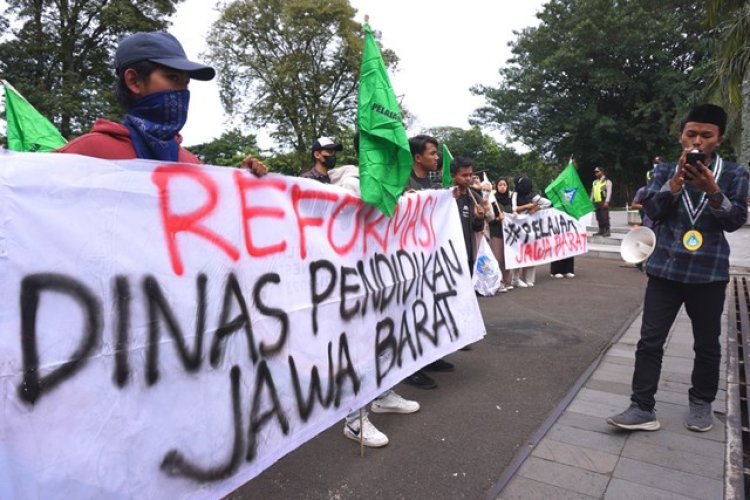 FOTO: Aksi Pelajar Tuntut Benahi Pendidikan di Jawa Barat