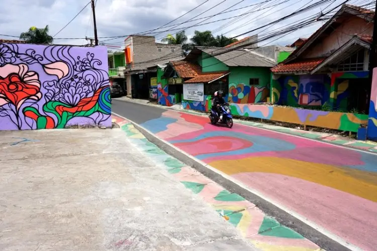 Foto: Seni Mural Hiasi Pemukiman Kawasan Cingised Bandung