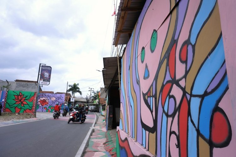 Foto: Seni Mural Hiasi Pemukiman Kawasan Cingised Bandung