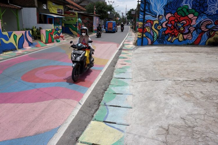 Foto: Seni Mural Hiasi Pemukiman Kawasan Cingised Bandung