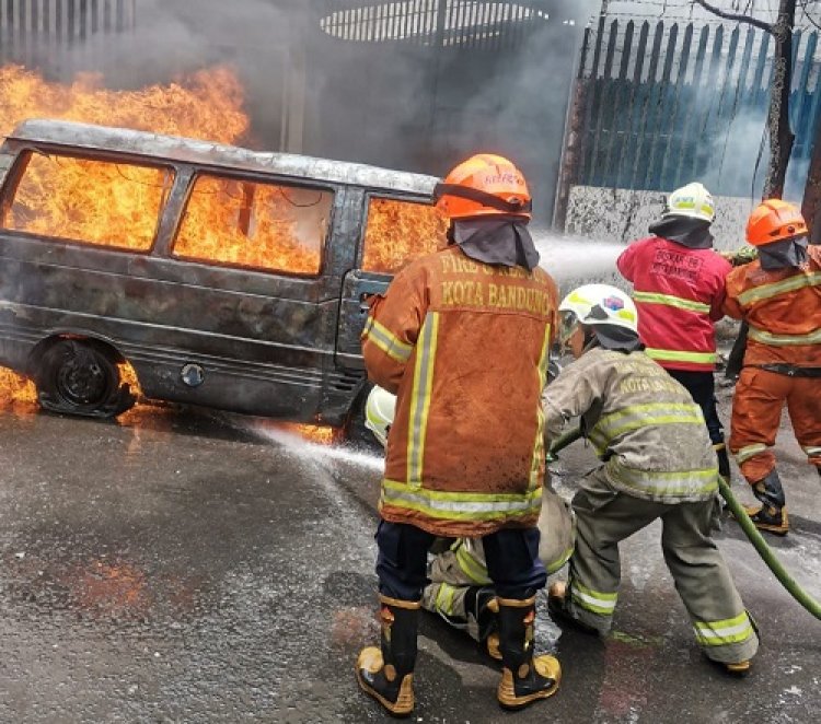 Bawa Puluhan Jeriken Pertalite, Mobil Carry Hangus Terbakar di Kiaracondong