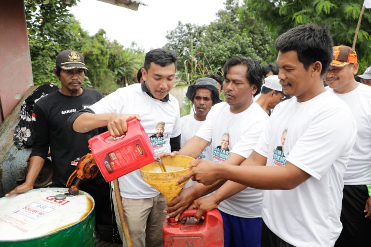 Komunitas Nelayan Pesisir Berikan Oli Gratis kepada Nelayan di Subang