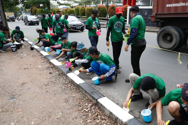 Kajol Indonesia  Lakukan Aksi Pengecatan Separator Jalan hingga Bersih-Bersih di Cibinong