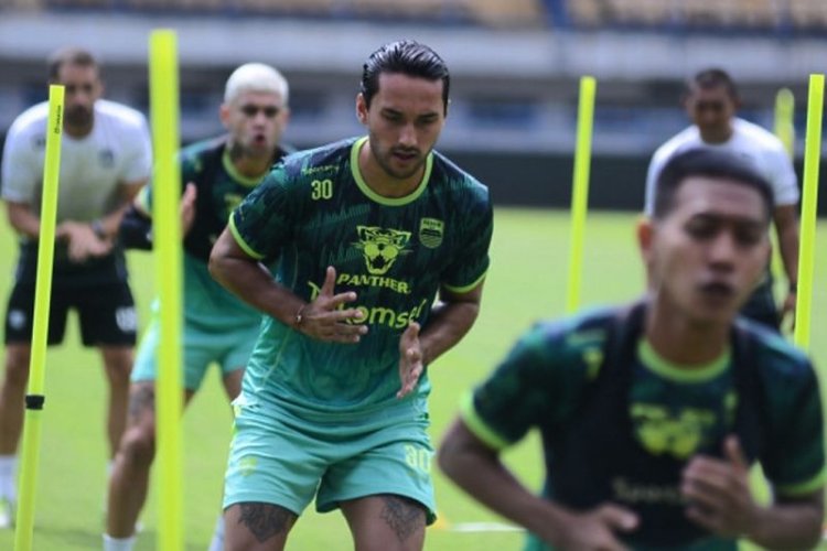 Ezra Walian Berambisi Amankan Kemenangan Hadapi Rans Nusantara FC