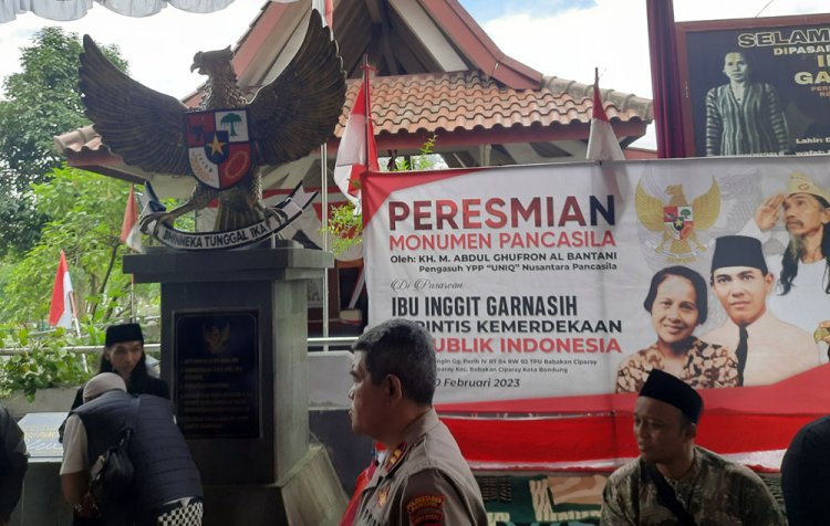 Dukung Jadi Pahlawan Nasional, Ponpes Uniq Nusantara Pancasila Dirikan Monumen di Makam Inggit Garnasih