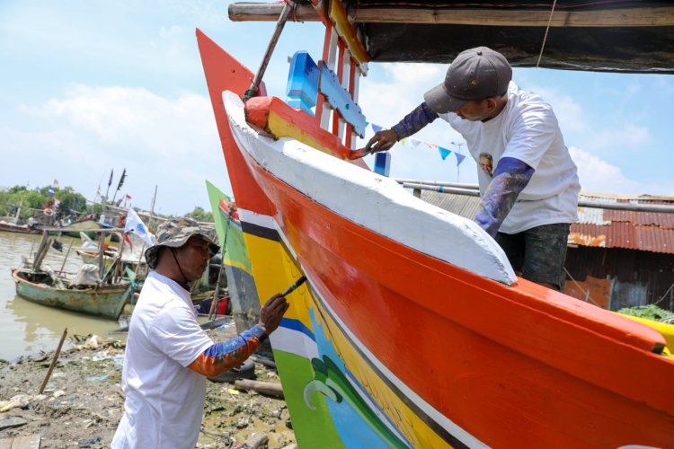 Dapat Bantuan Renovasi Perahu, Para Nelayan di Cirebon Sumringah