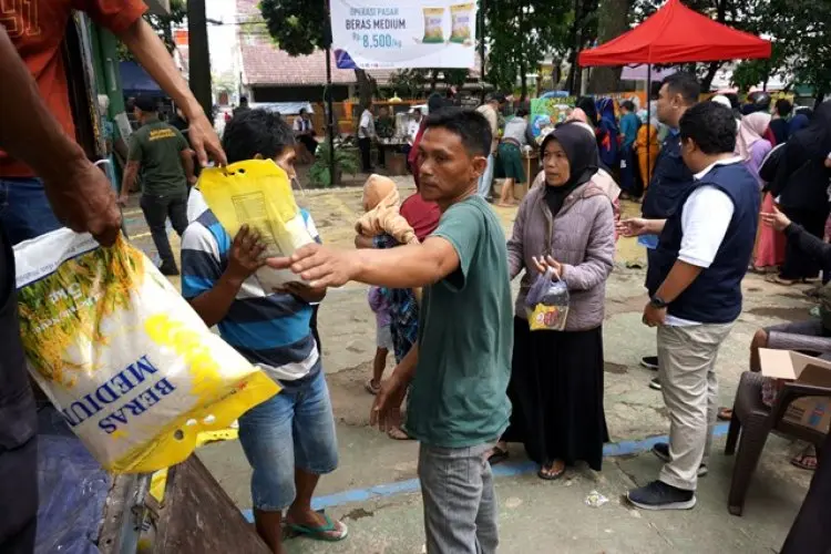 FOTO : Operasi Pasar Beras Medium Di Lapangan Gasmin Antapani