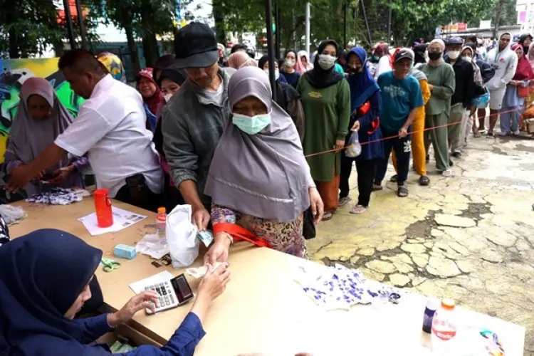FOTO : Operasi Pasar Beras Medium Di Lapangan Gasmin Antapani