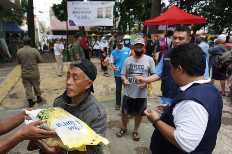 FOTO : Operasi Pasar Beras Medium Di Lapangan Gasmin Antapani