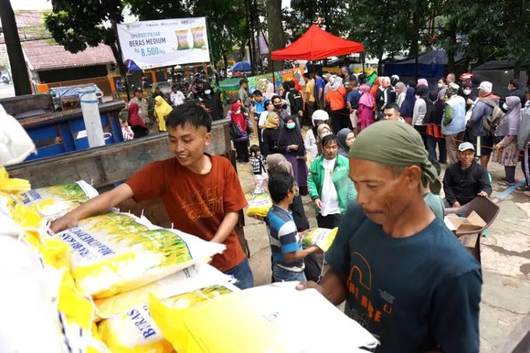 FOTO : Operasi Pasar Beras Medium Di Lapangan Gasmin Antapani