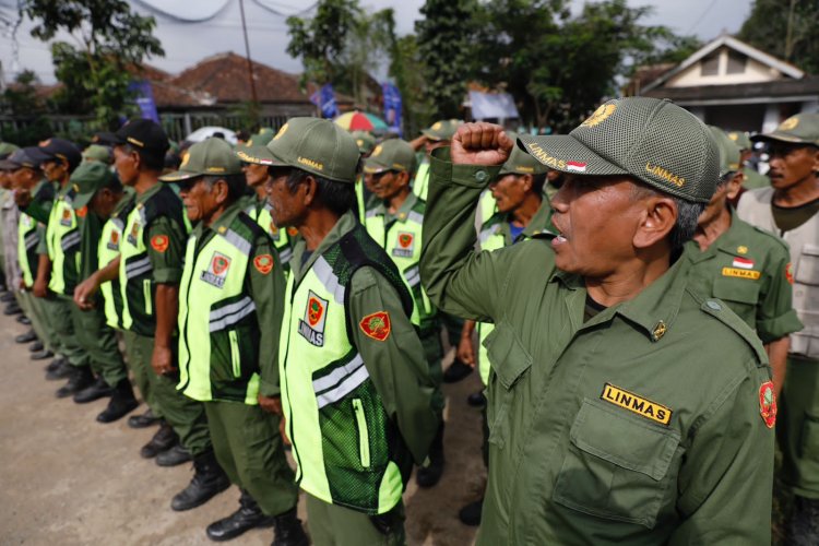 Melihat Keseruan Lomba Baris Berbaris Linmas ala GMP di Bandung Barat
