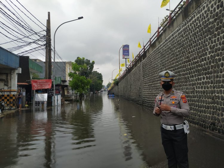 Gegara Terobos Jalan, Sebuah Pickup Terjebak Banjir di Bawah Flyover Cimindi