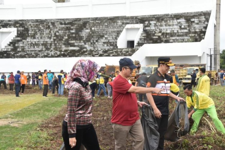 Gawe Bareng, Pejabat Pemkab Cirebon Gotong Royong Bersihkan Sport Center Watubelah