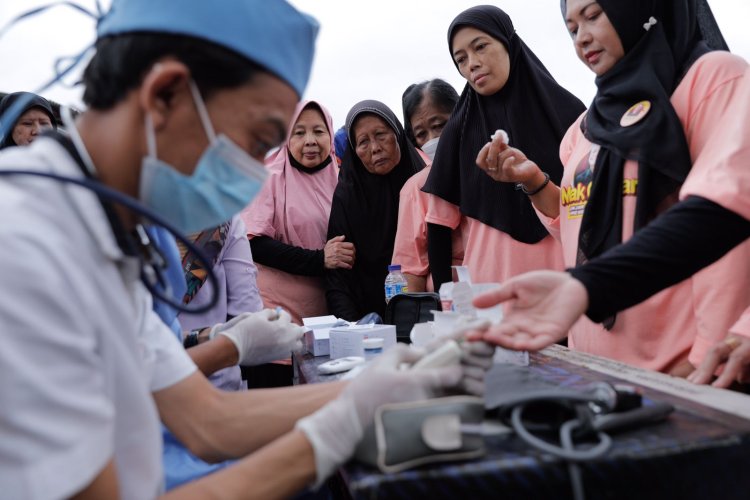 Mak Ganjar Jabar Ajak Ribuan Emak-emak Bandung Periksa Kesehatan Gratis dan Senam Bersama 