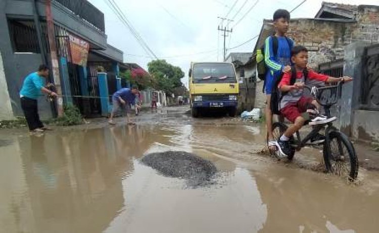 Warga Desa Mekarmukti Lakukan Aksi Mancing di Kubangan Jalan Lantaran 10 Tahun Tak Kunjung Diperbaiki Pemda KBB