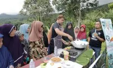 Kowarteg Indonesia Gelar Demo Masak dan Bagikan Peralatan Dapur di Sukabumi