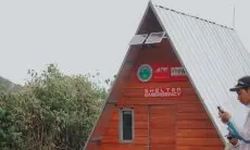 Arei Outdoor Gear Bangun Shelter Perlindungan Keselamatan Pendakian di Gunung Prau 