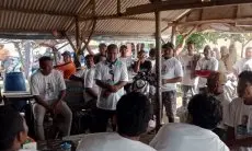 Sukarelawan Nelayan Pesisir  Pendukung Ganjar Membagikan Jaring untuk Nelayan Indramayu