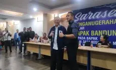 Dada Rosada Mendapat Penghargaan Bapak Bandung dari Seluruh Komponen Masyarakat