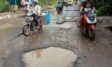 Jalan Rusak Mengganjal Kemeriahan Libur Panjang: Anggota DPR Desak Kementerian PU Bertindak Cepat