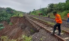 Longsor Tebing di Kelurahan Empang Bogor, Jalur KA Bogor-Sukabumi Terancam Ambrol