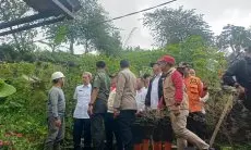 Terjun Langsung ke Lokasi Longsor, Dedie : Pencarian Dilakukan Secara Manual