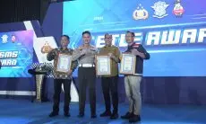 Sumbangsih Dalam Program Tilang Elektronik, Ridwan Kamil Terima Penghargaan dari Polri