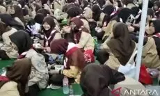 Cara Bekasi Cegah Stunting, 1.700 Pelajar Makan Ikan Bersama