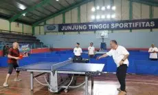 Gelar Silaturahmi Menuju PON XXI 2024, Pengurus KONI Jabar Tanding Pingpong Melawan Tim Sekda Jabar