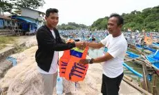 Perhatikan Keselamatan Nelayan, Komunitas Nelayan Pesisir Dukung Ganjar Berikan Pelampung di Pelabuhan Santolo