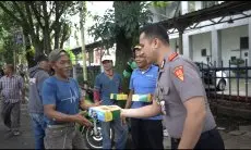 Mahasiswa STIK Bagikan Takjil dan Berdiskusi dengan Komunitas Ojek