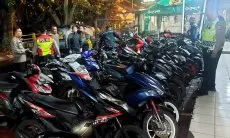Nongkrong Tapi Bawa Senjata Tajam Sambil Tenggak Miras, Kelompok Motor di Bandung Diamankan Polisi 