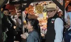 Sidak ke Pasar Kiaracondong, Ridwan Kamil Diserbu Masyarakat Hingga Dapat Lagu Spesial