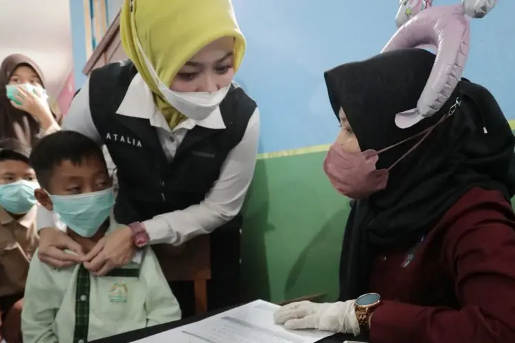 Atalia Monitor Langsung Imunisasi Difteri di Garut
