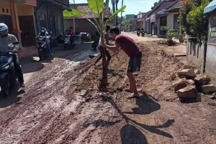 Banyak Jalan Rusak, Bupati Cirebon Minta DPUPR Segera Perbaiki