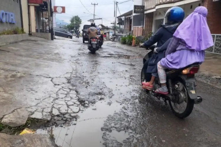 Inilah Faktor Jalan Mudah Rusak di Garut: Anggaran, Kondisi Tanah, dan Beban Kendaraan  