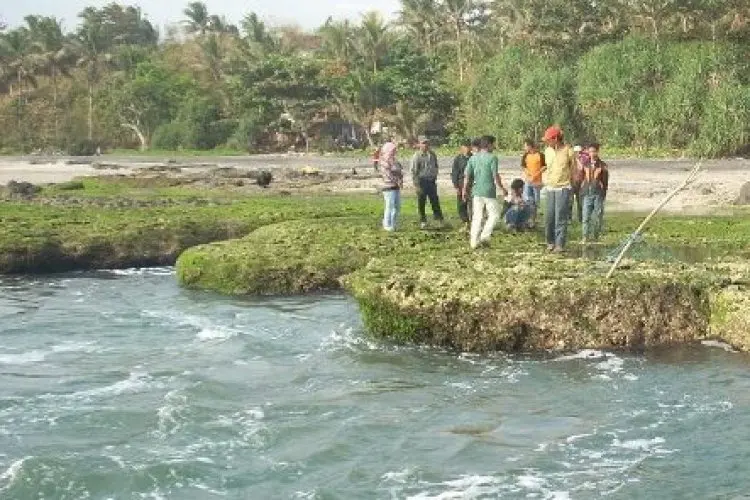 Satu Santri Tenggelam, Empat Lainnya Selamat saat Berenang di Pantai Manalusu Garut