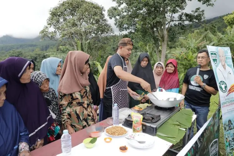Kowarteg Indonesia Gelar Demo Masak dan Bagikan Peralatan Dapur di Sukabumi