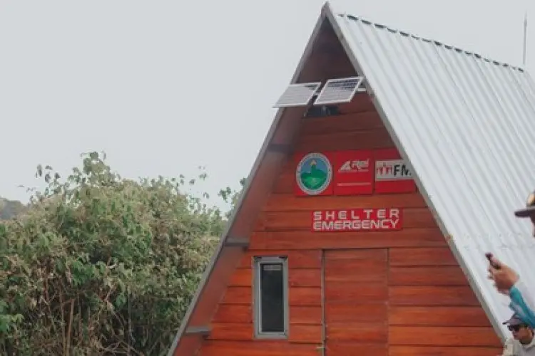 Arei Outdoor Gear Bangun Shelter Perlindungan Keselamatan Pendakian di Gunung Prau 