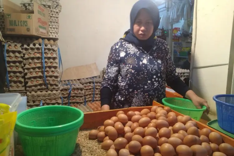 Harga Telur Merangkak Naik, Pedagang Pasar Tagog Padalarang Khawatir Tidak Laku
