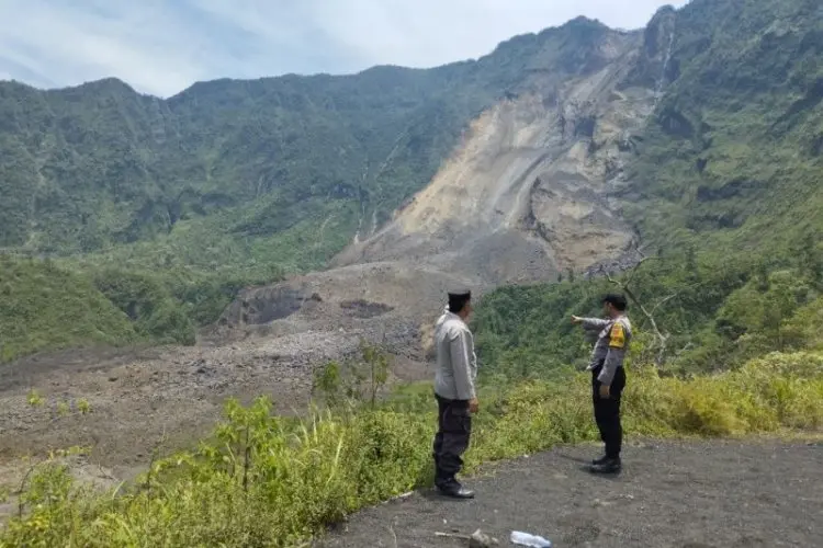 Lagi,  Tebing Gunung Galunggung Longsor